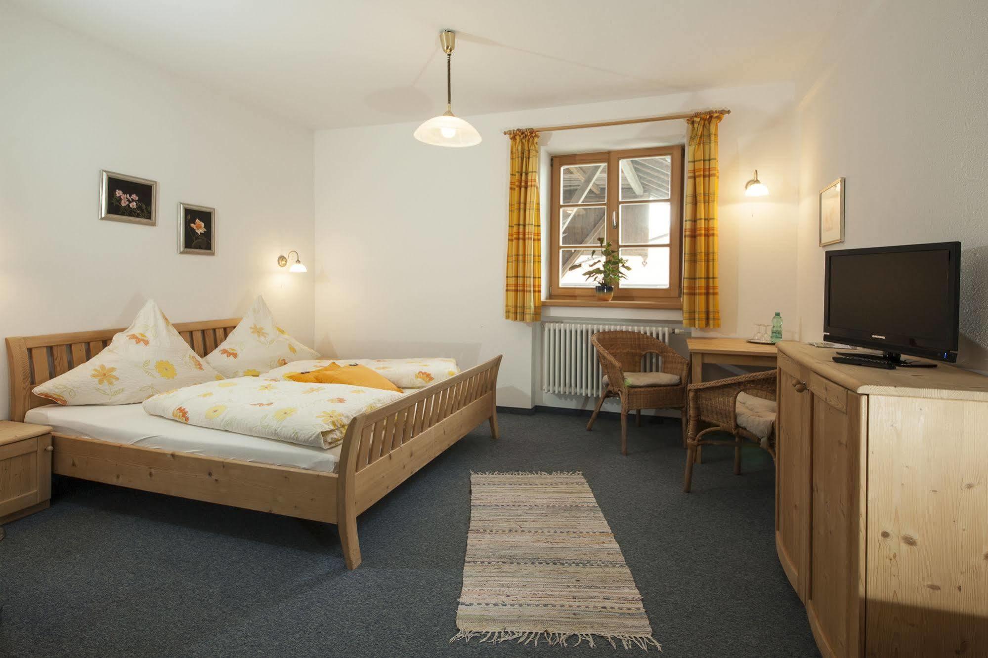 Pension Bernhardhof Otterfing Екстериор снимка